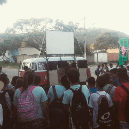 Uma mostra do cinema de rua na kombi com um público majoritariamente infantil assistindo